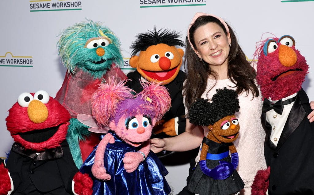 Parents Beware: Children’s Entertainer Ms. Rachel Targets ICE Facility