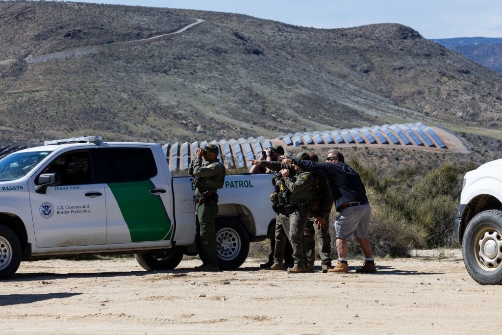 GettyImages-2034647430 border patrol